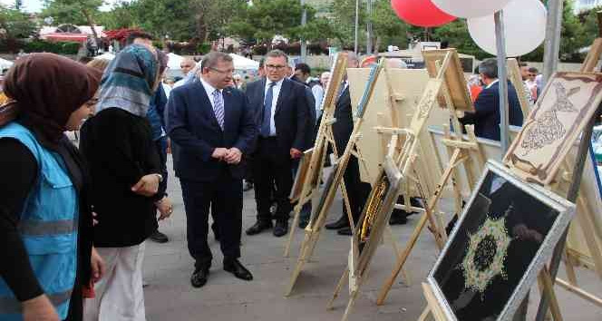 KYK’lı öğrenciler, el emeği ürünlerini sergiledi