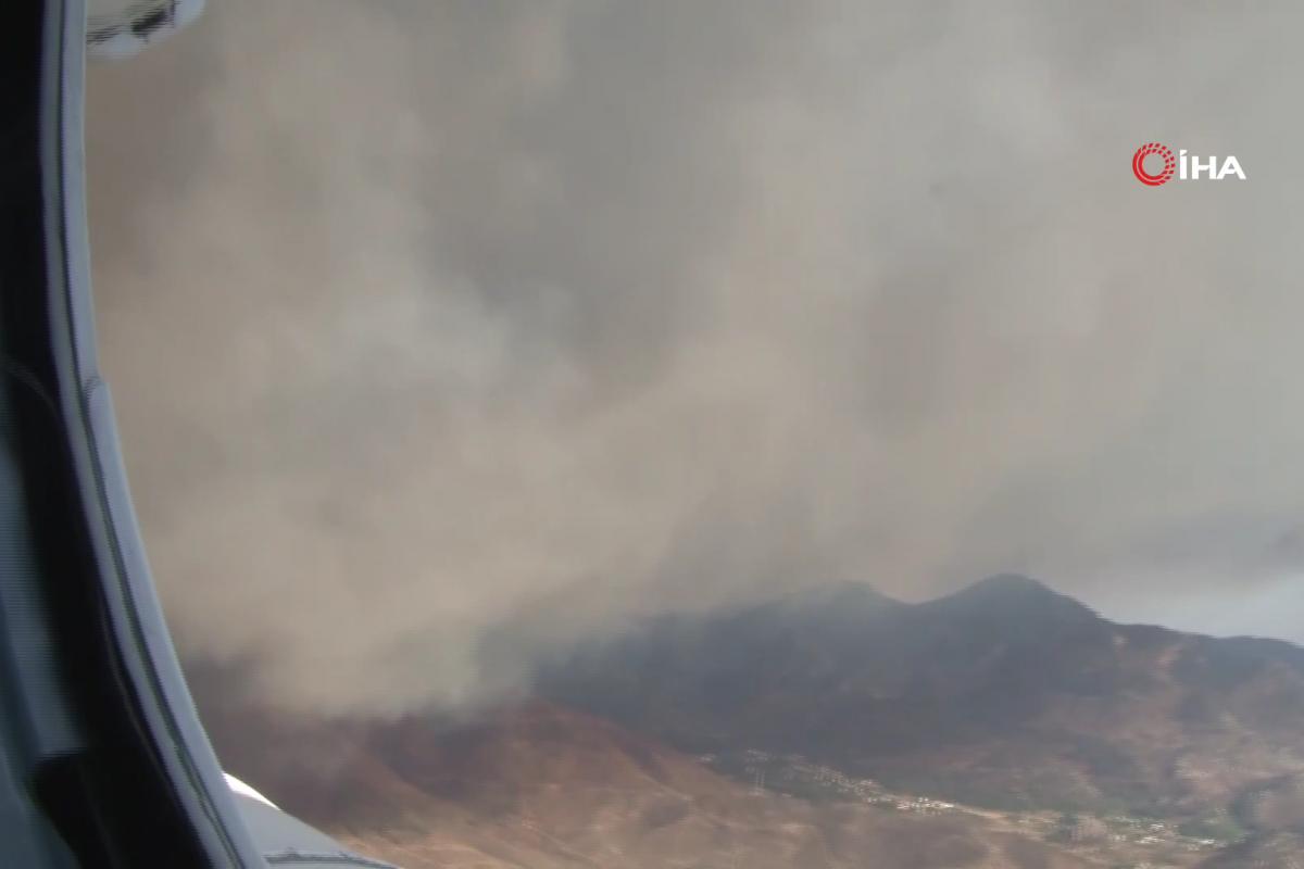 Yangın söndürme helikopterinin alevlerle mücadelesi böyle görüntülendi