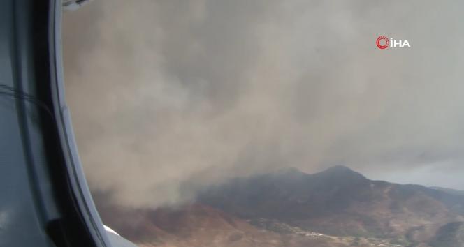 Yangın söndürme helikopterinin alevlerle mücadelesi böyle görüntülendi