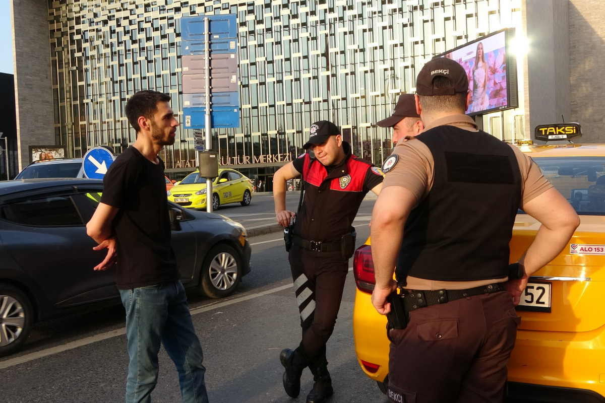 Taksim Meydanı'nda ticari takside uyuşturucu madde çıktı, sürücü gözaltına alındı
