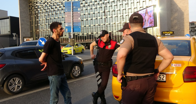Taksim Meydanında ticari takside uyuşturucu madde çıktı, sürücü gözaltına alındı