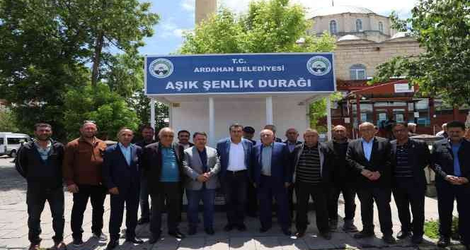 Başkan Demir, kenti modern duraklarla donatıyor