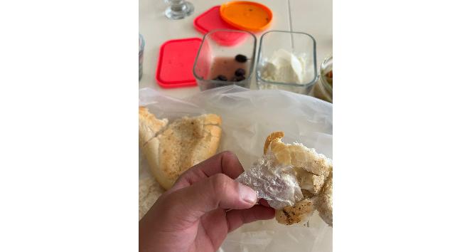 Aldığı ekmek içerisinden poşet çıktı