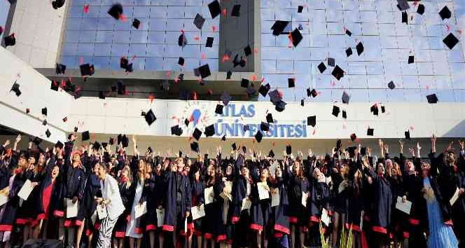 Atlas Üniversitesi ilk mezunlarını verdi