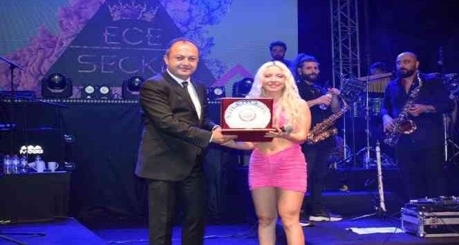 Avukatlar Ece Seçkin konseri ile stres attı