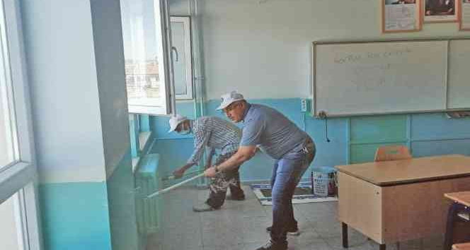 Yaz tatilini fırsat bilip okullarını boyadılar