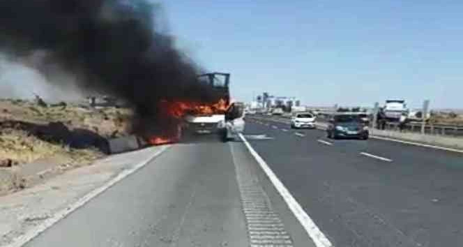 Seyir halindeki kamyonet alevlere teslim oldu