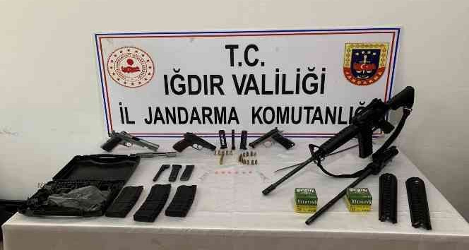 Ruhsatsız silahları restoranda satmaya çalışırken yakalandılar