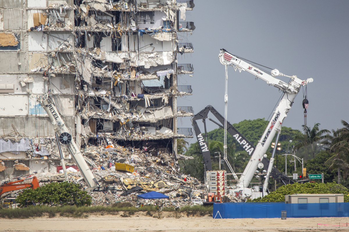 Miami'de çöken binada hayatını kaybedenlerin yakınlarına 1 milyar dolardan fazla tazminat