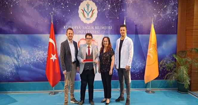 Doktor İbrahim Üney’e “Acil Servis Stajında Yılın En Başarılı Intörn Doktoru” ödülü