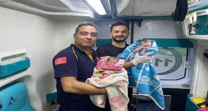 Hastane yolunda ambulansta ikiz bebek dünyaya getirdi