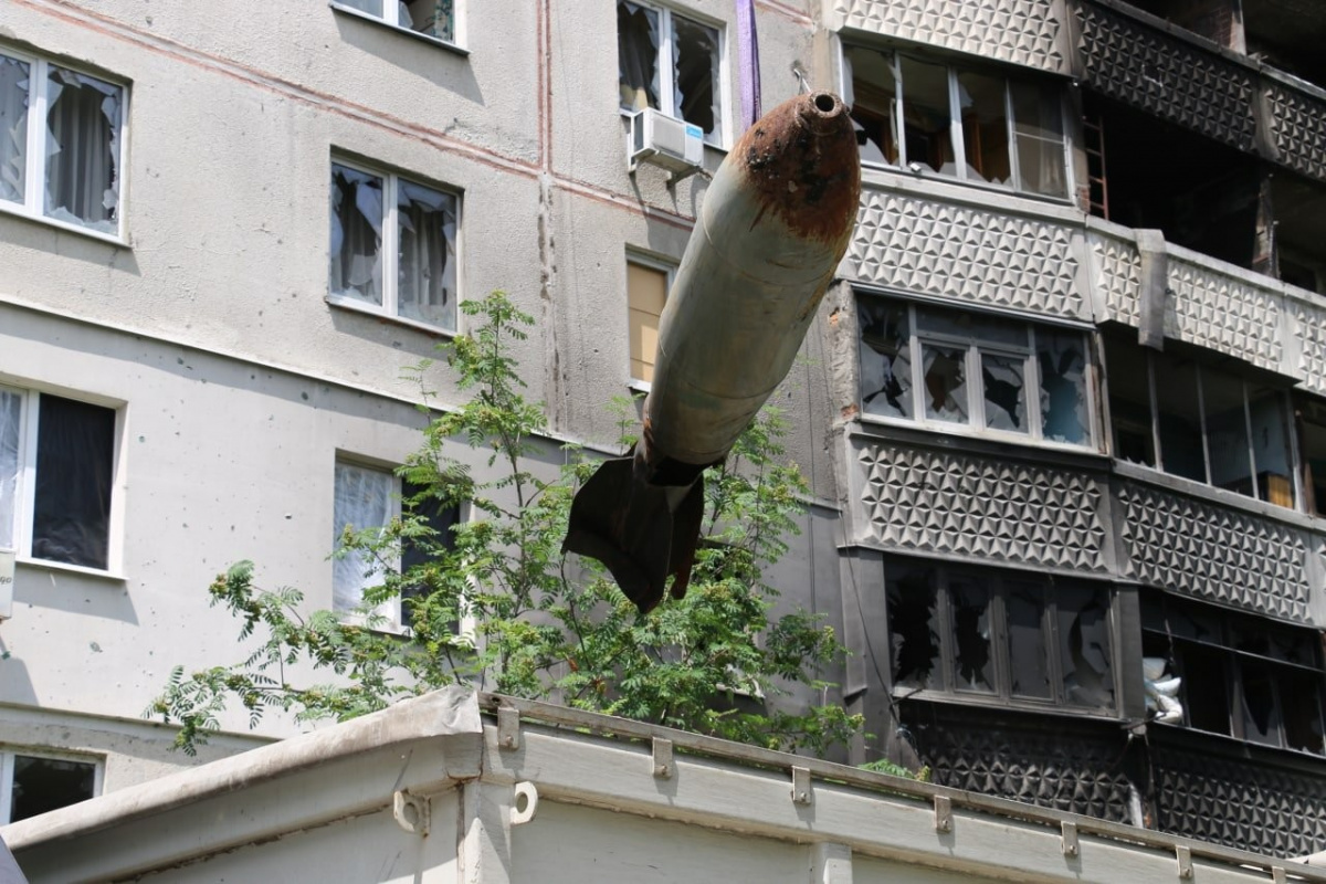 Harkov'da 9 katlı binanın çatısındaki bomba vinçle çıkarıldı