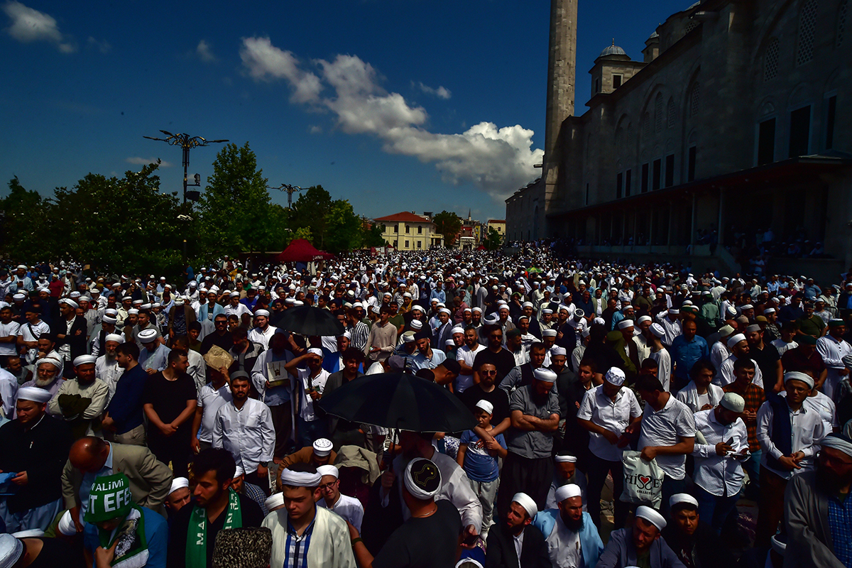 Fatih'te 'Mahmut Ustaosmanoğlu' yoğunluğu: Binlerce kişi camiye akın etti