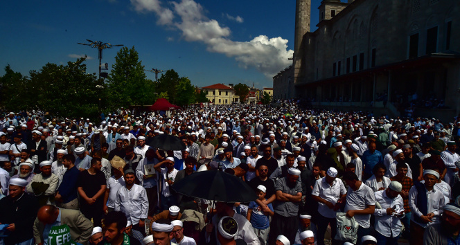 Fatihte Mahmut Ustaosmanoğlu yoğunluğu: Binlerce kişi camiye akın etti