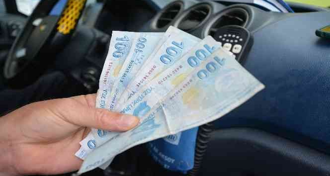 Akaryakıt istasyonunda buldukları parayı sahibine ulaştırdılar