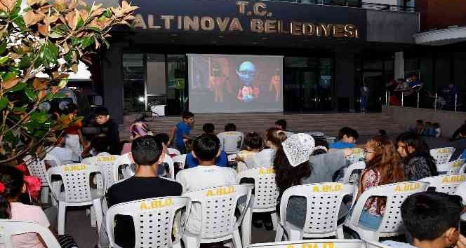 Altınova’da açık sinema keyfi