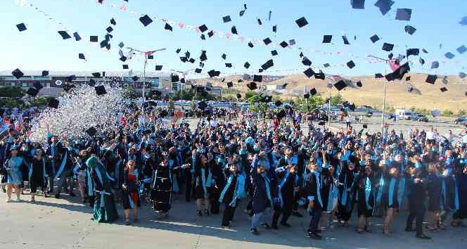 Batman Üniversitesi’nde mezuniyet heyecanı