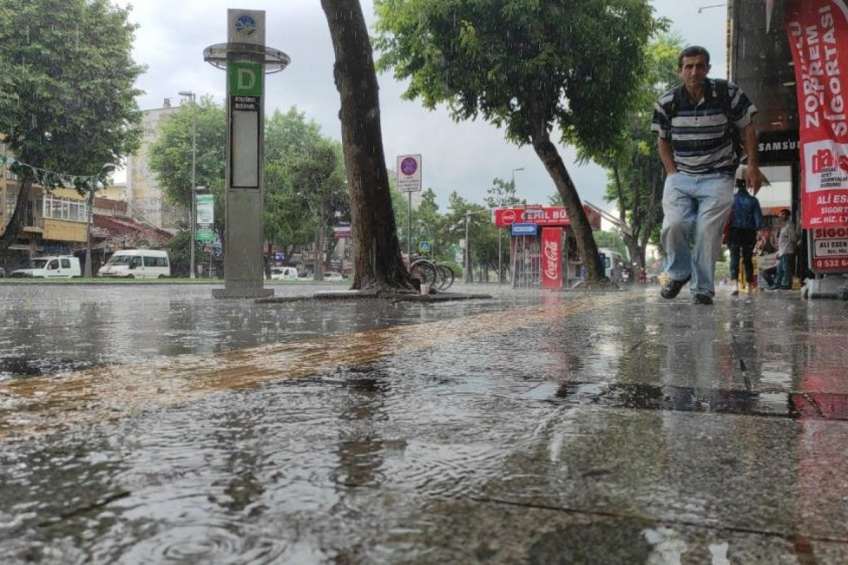 Sakarya'da sağanak etkili oldu: Vatandaşlar ıslanmaktan kurtulamadı