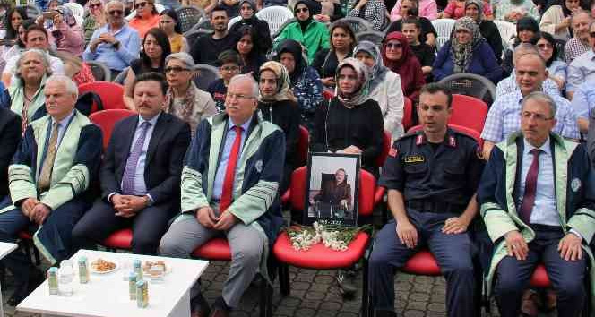 Mezuniyet töreninde öğrenciler, vefat eden hocalarını unutmadı