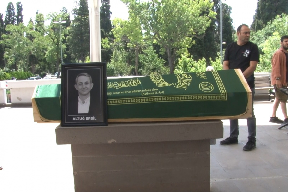 İtalya’daki helikopter kazasında hayatını kaybeden Altuğ Erbil toprağa verildi