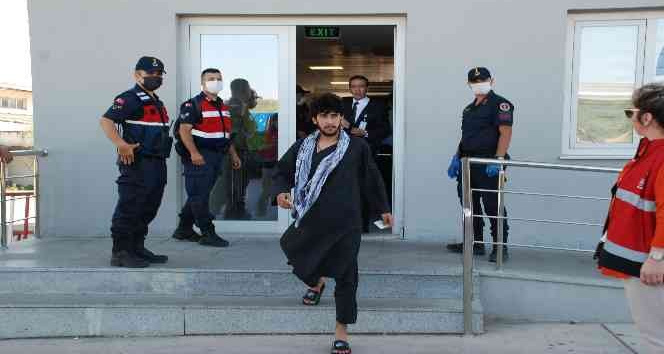 İzmir’de 226 Afgan göçmen sınır dışı edildi