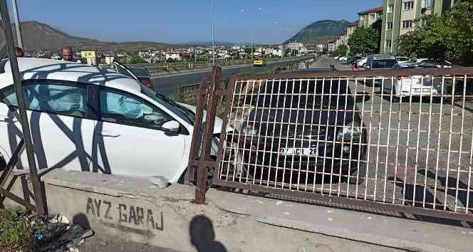 Tatvan’da 2 kişinin yaralandığı kaza anı kameralara yansıdı