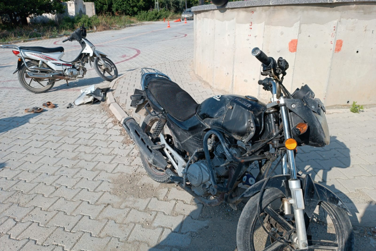 Hatay'da iki motosiklet çarpıştı: 3 yaralı