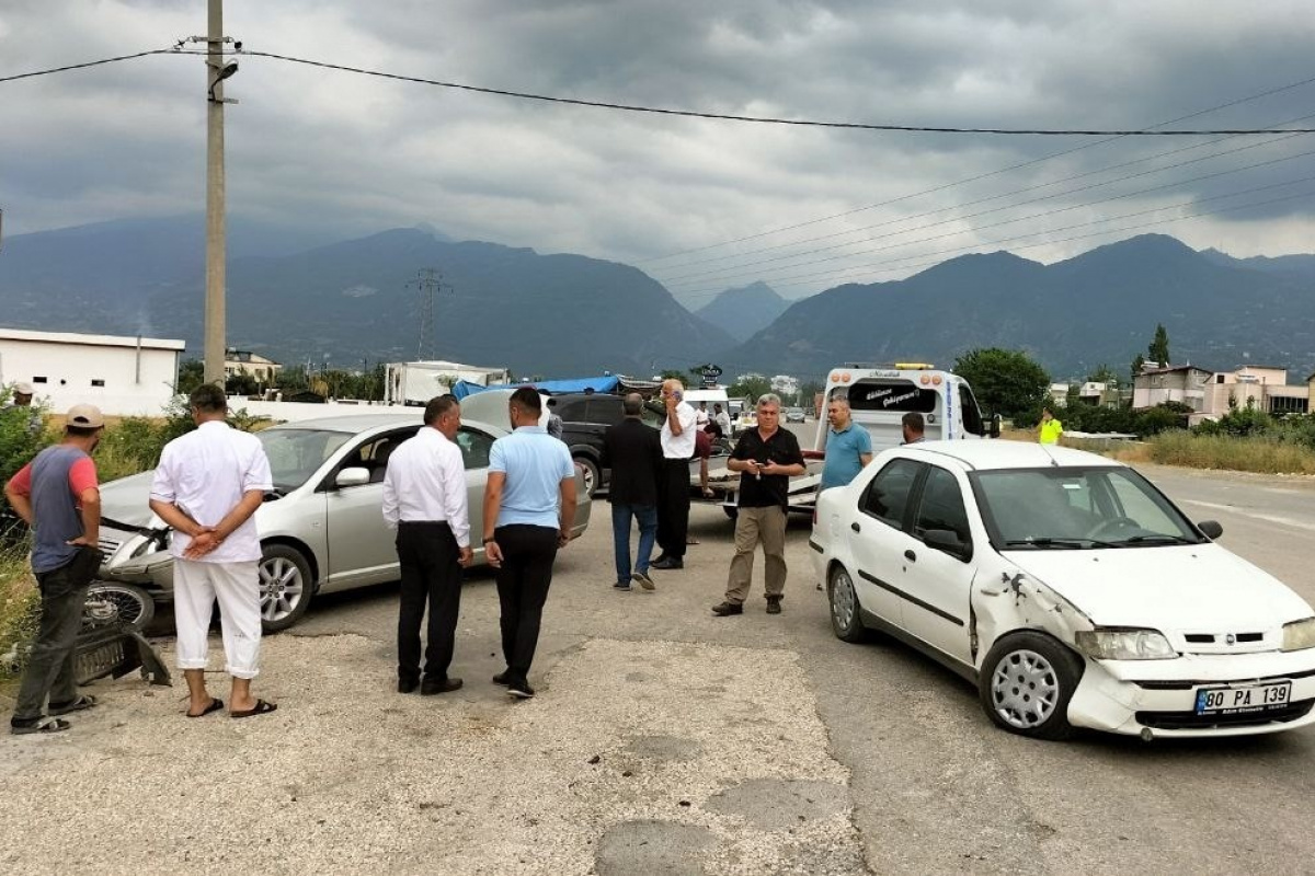 Osmaniye'de 3 aracın karıştığı kazada 2 kişi yaralandı