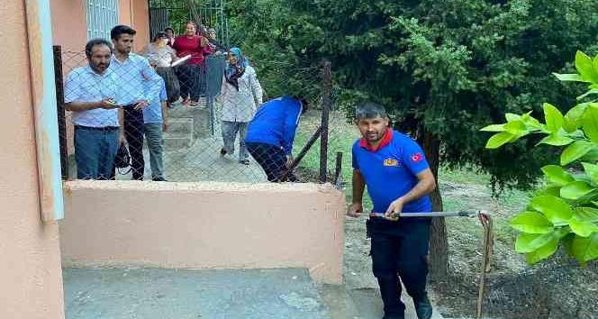 Osmaniye’de eve giren yılanı itfaiye yakaladı