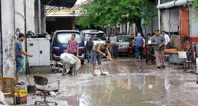 Sağanağın vurduğu Osmaniye’de sanayi esnafı iş yerlerini temizleyerek güne başladı