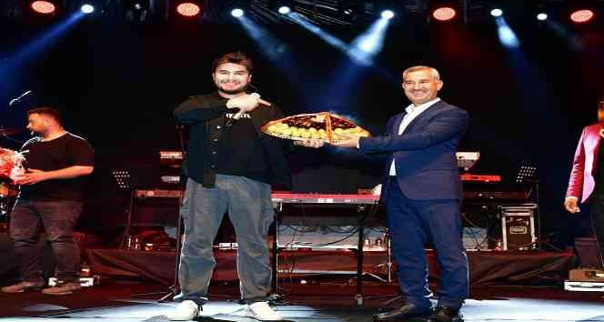 Kiraz Festivali’nde Mustafa Ceceli coşkusu