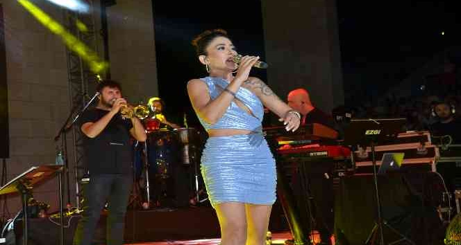 Melek Mosso şarkılarını Didim Amfi Tiyatro’da hayranları için seslendirdi