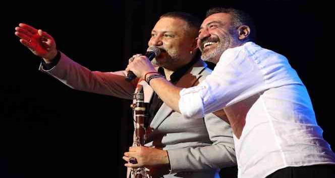 10 bin Bergamalı, hemşehrisi Hüsnü Şenlendirici’yi dinledi