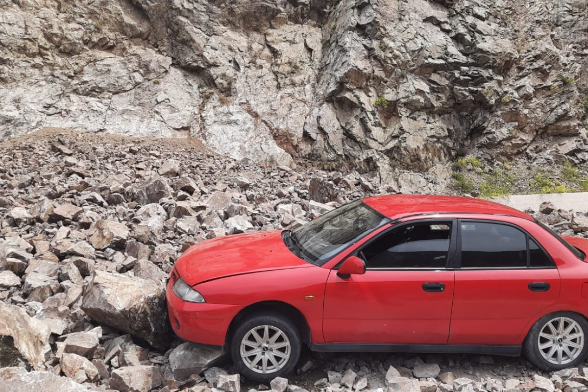 Yamaçtan kopan kayalar karayoluna düştü