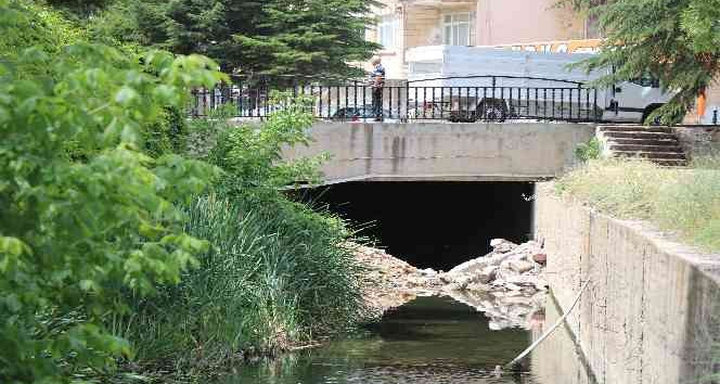 Kırşehir Belediyesi, molozları Kılıçözlü deresine attı