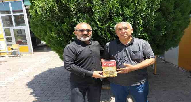 Gürbüz Alkazak, kitabını Serdar Ünsal’a hediye etti