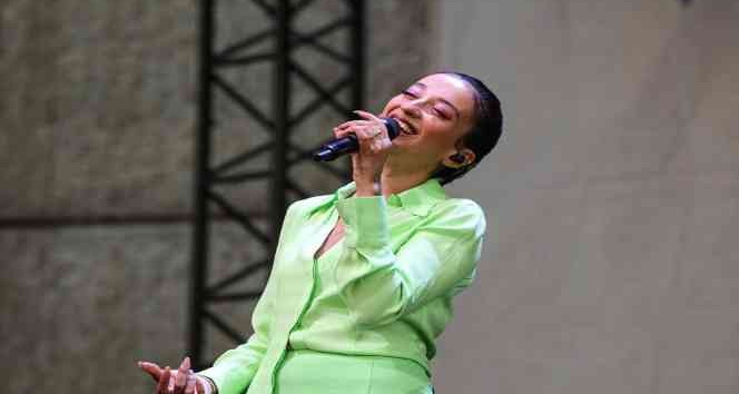 Melike Şahin “Cuma İş Çıkışı”nda şarkılarını seslendirdi