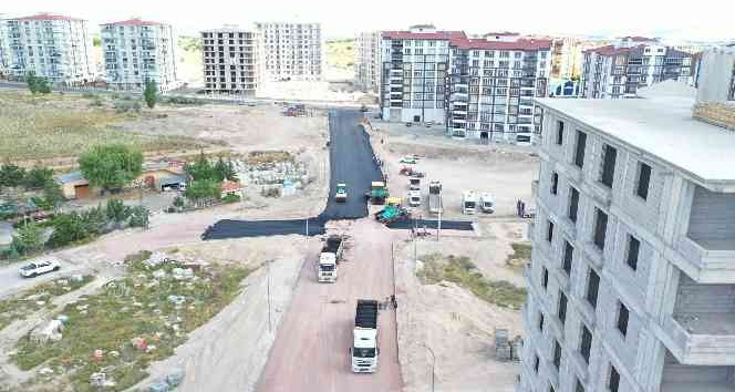 Alt yapı yenileme çalışmaları tamamlanan caddelerde sıcak asfalt serimi başlandı