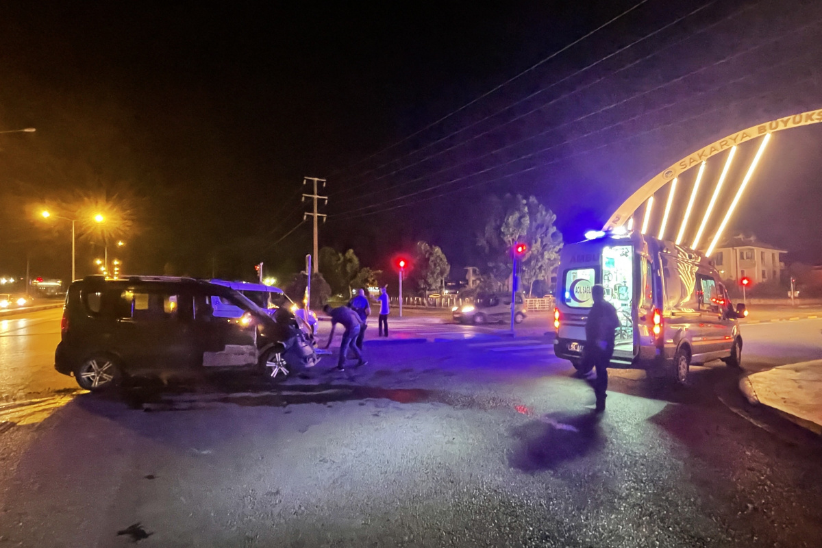 İki hafifi ticari araç çarpıştı: 3 yabancı uyruklu şahıs yaralandı
