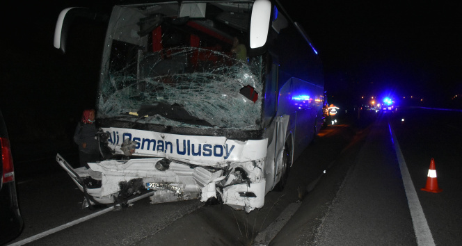 Tosyada otomobil ile otobüs kafa kafaya çarpıştı: 2 ölü 16 yaralı