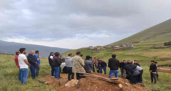 Hayvanlarını otlatırken sara krizi geçirerek vefat eden kişi gözyaşları içinde toprağa verildi