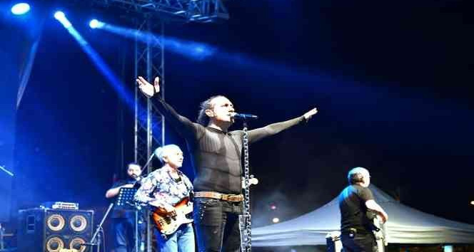 Ünlü sanatçı Kıraç, kiraz festivalinde sevenleriyle buluştu