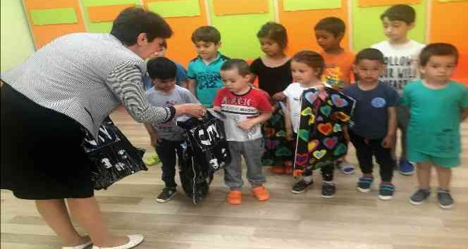 Sinan Köylü çocuklara oyuncak sürprizi