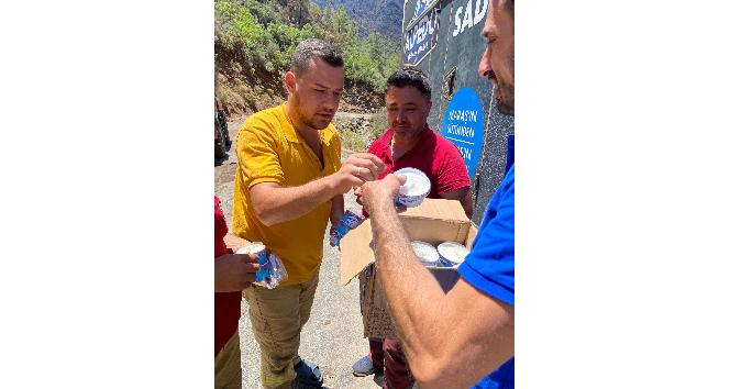 Marmaris’te yangın söndürme ekiplerine Maraş dondurması ikram edildi