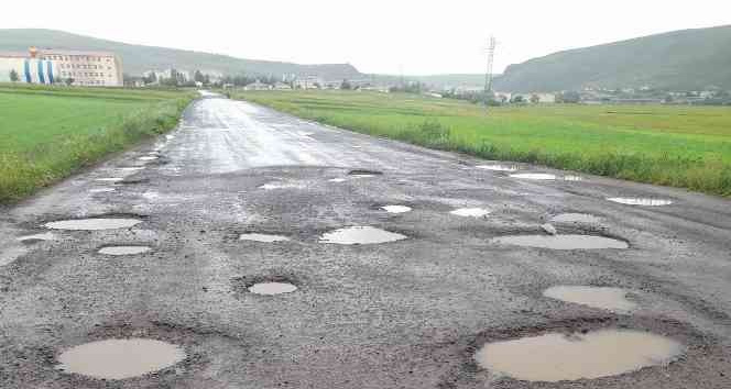 Çıldır’da yollar köstebek yuvasına döndü