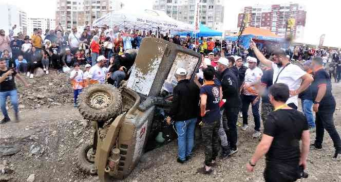 Tokat’taki off-road yarışlarında aracın devrilme anı kameralara yansıdı