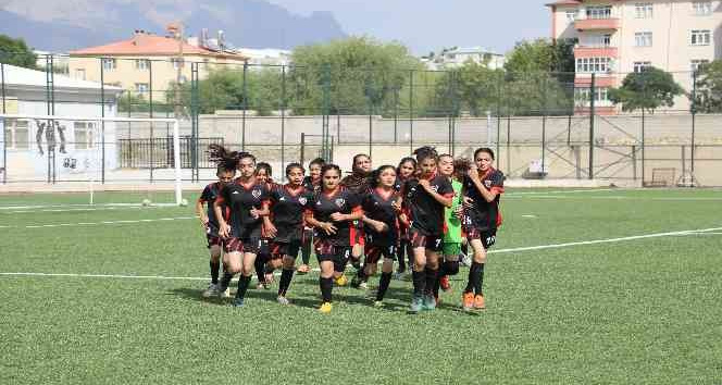 Van Büyükşehir Belediyesi kadın futbolunun tek adresi oldu