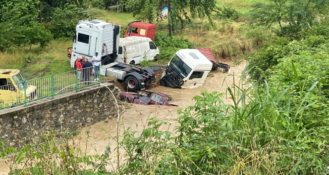 Yoğun yağış nedeniyle yedi emin deposunda araçlar suya gömüldü