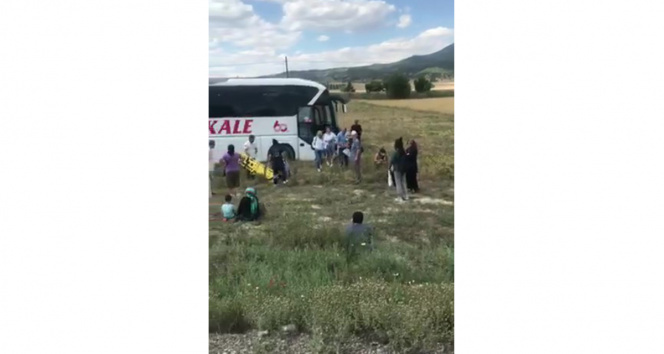 Pamukkale firmasına ait yolcu otobüsü tarlaya uçtu