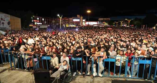 Erzincan Cem Adrian ile şenlendi